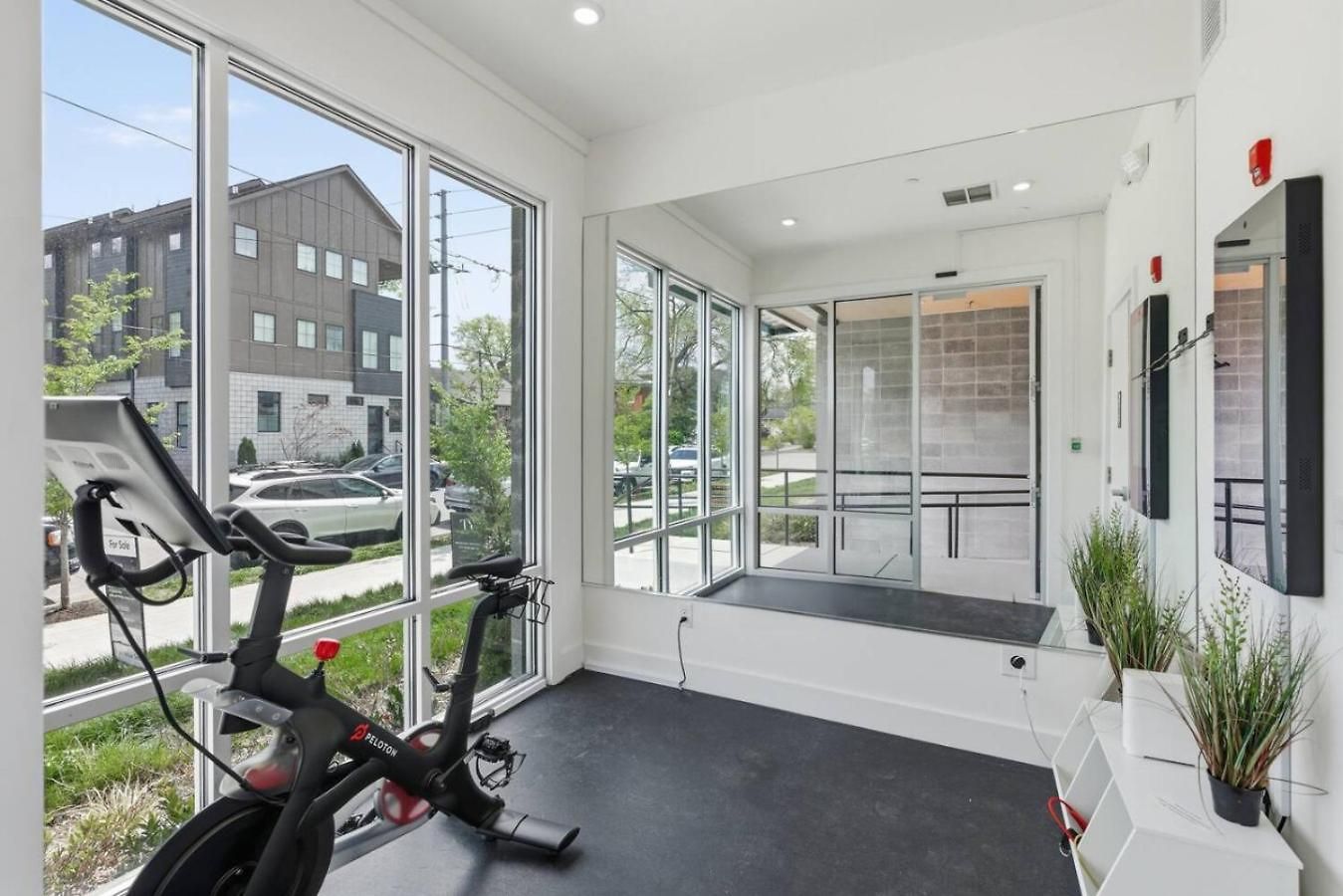 Apartment 3 Miles To Downtown With Free Parking And Walk To Coffee
