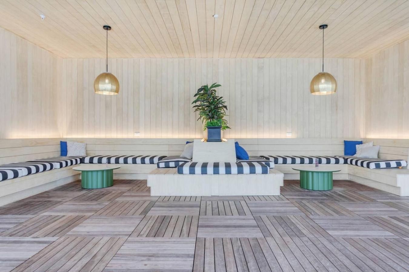 Apartment Boutique With Pool Gym And Walk To Midtown