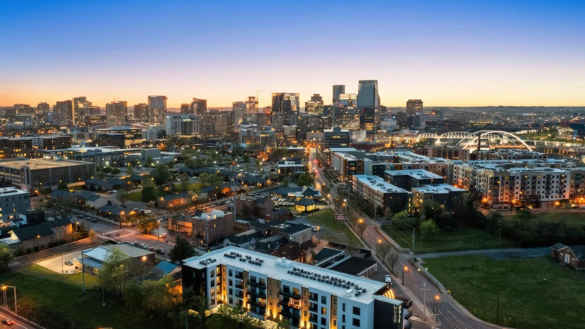 The Penthouse - 3br Rooftop - Downtown Apartment