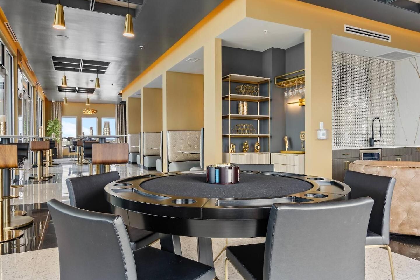 King Bed, Gym, Rooftop Pool, Free Parking * Nashville