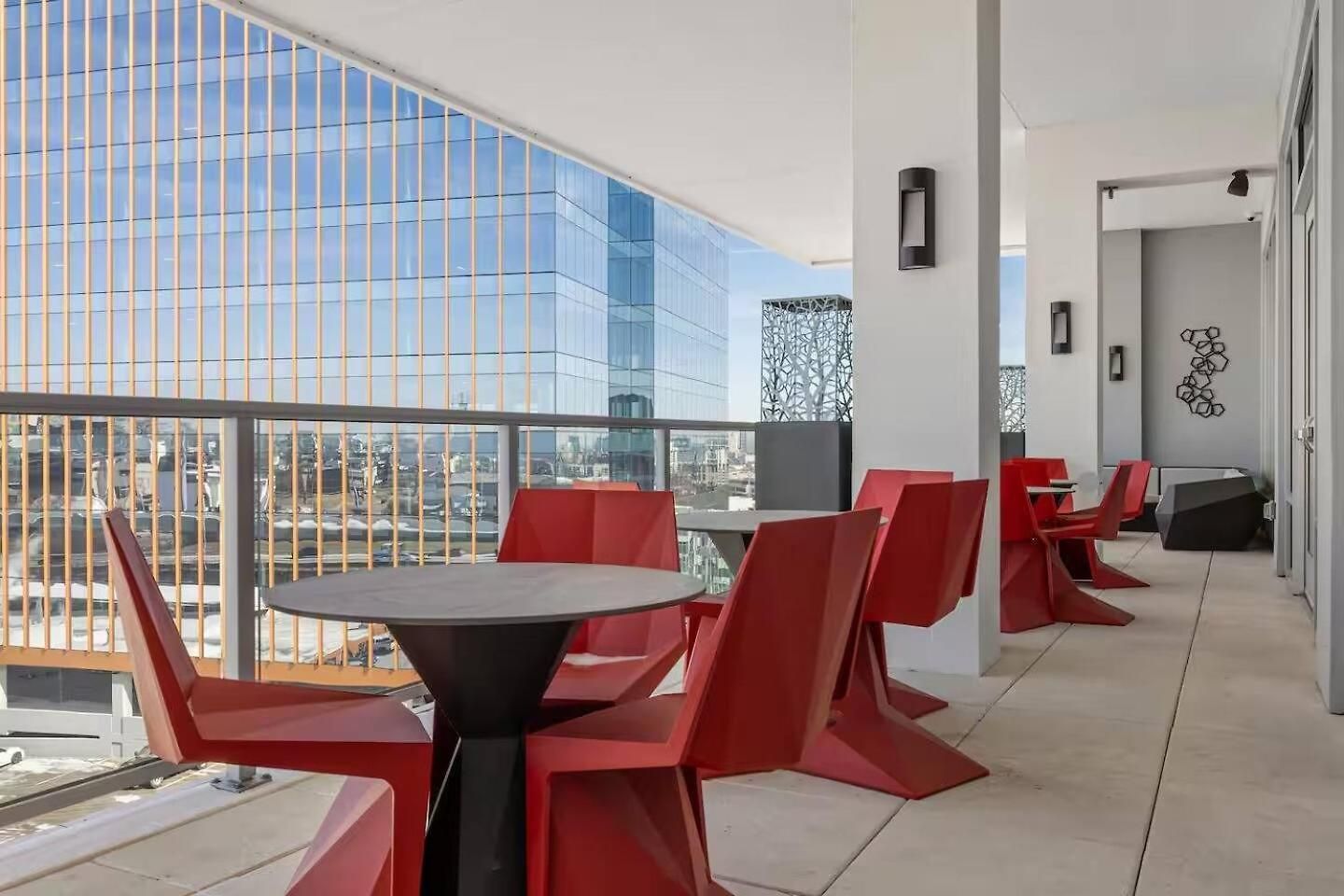 Retreat Pool, Gym, Rooftop Lounge & Free Parking Apartment