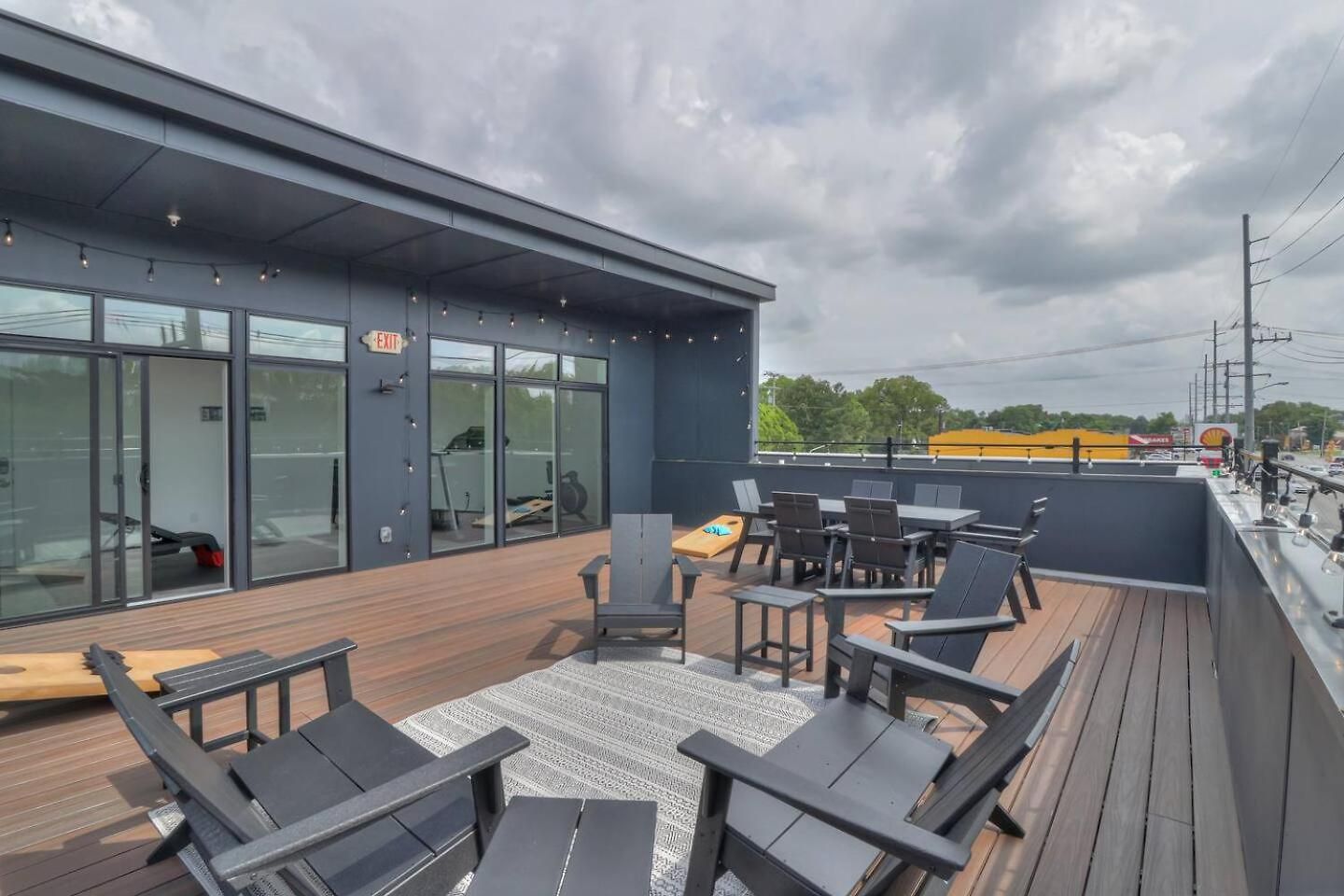 Private Rooftop, Karaoke Fun & | Sleeps 10+ Apartment *