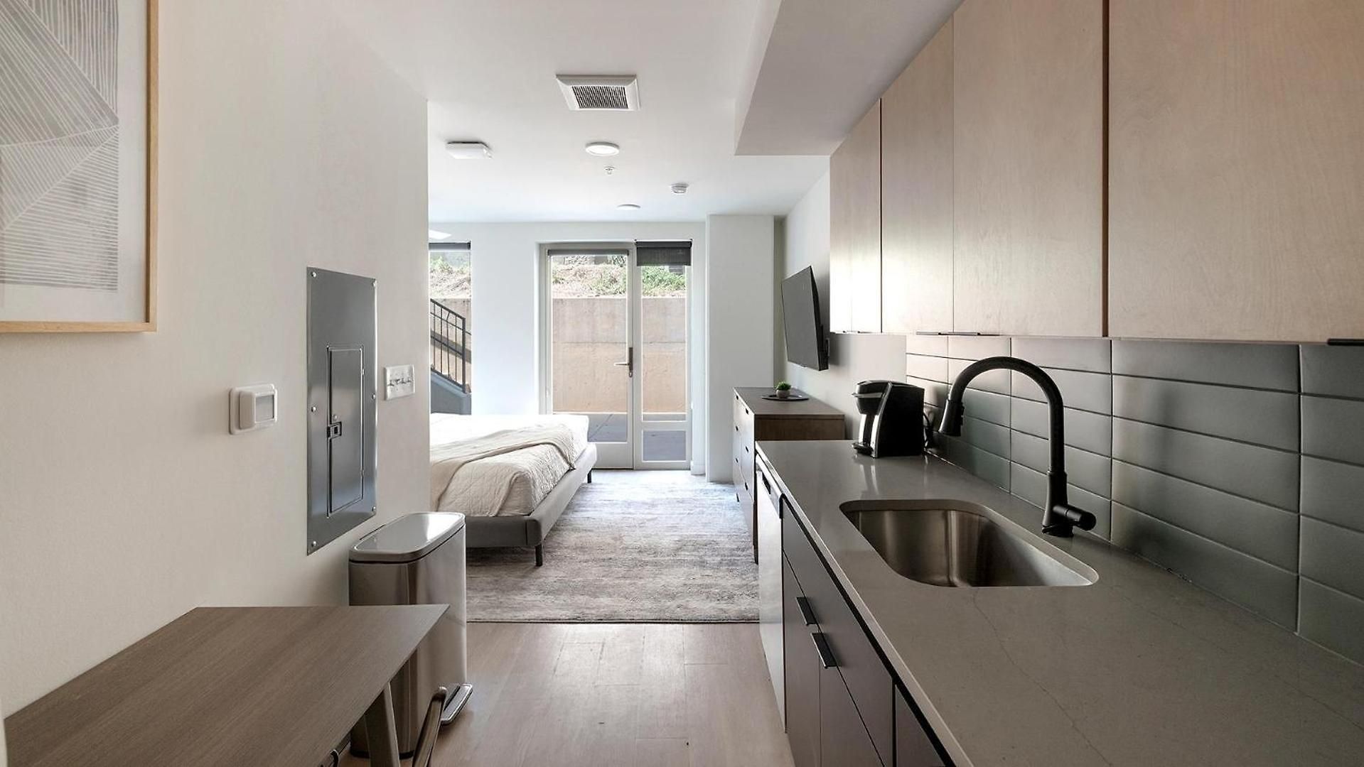 Landing Spectacular Studio Gym Apartment