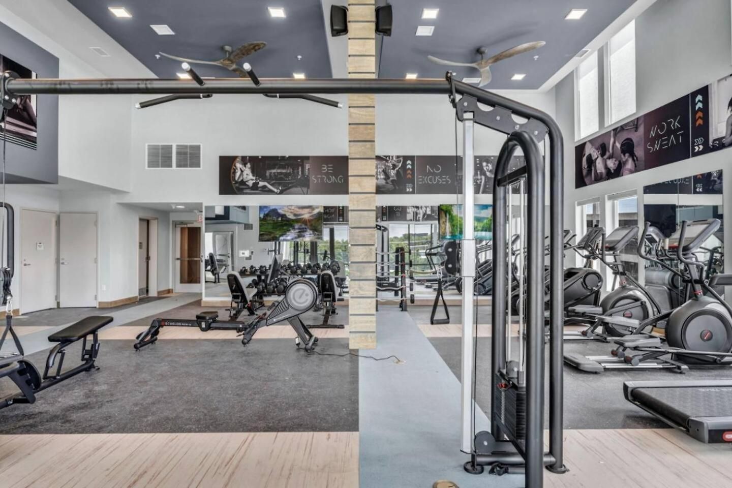 Retreat Pool, Gym, Rooftop Lounge & Free Parking Apartment Nashville
