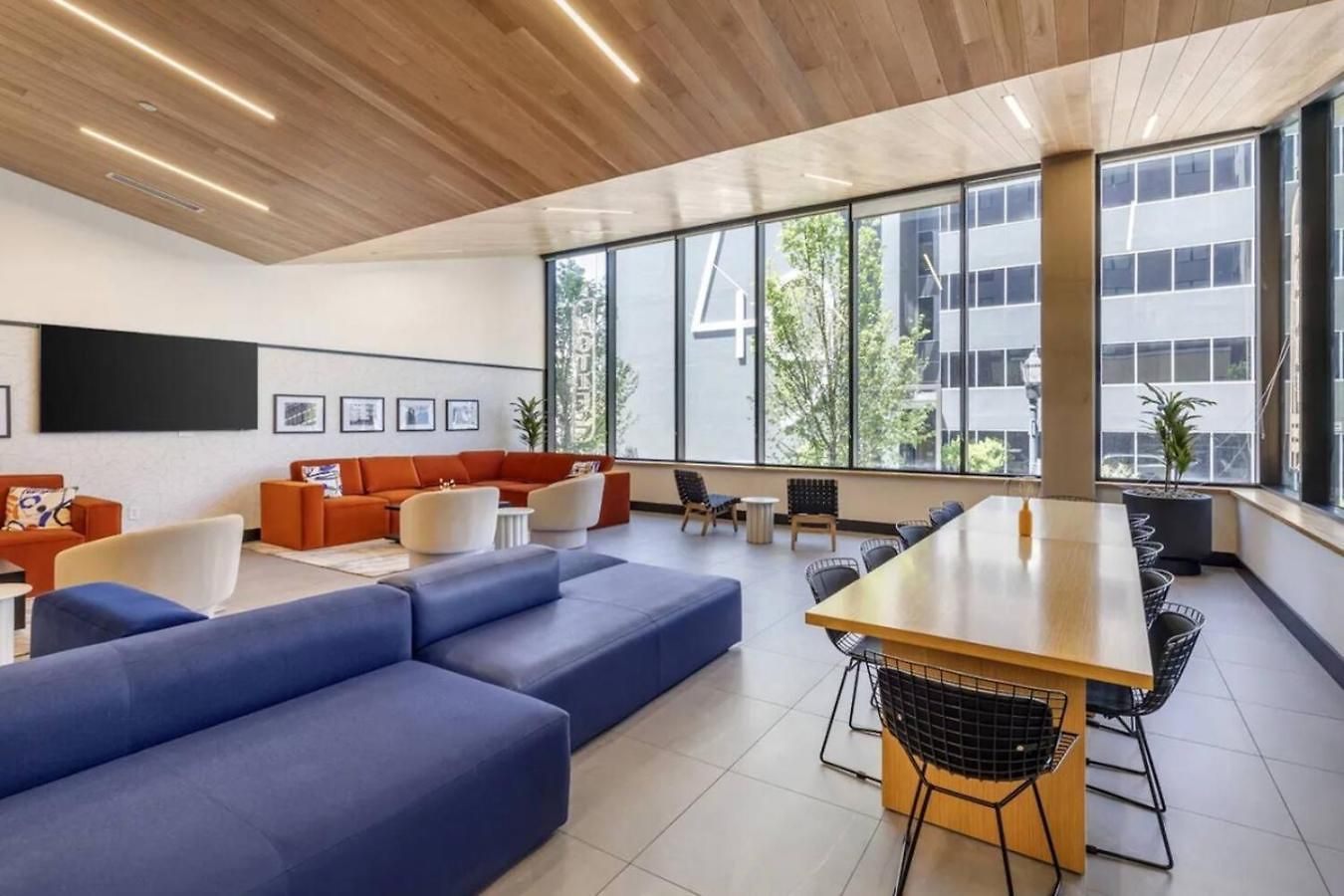 Boutique With Pool Gym And Walk To Midtown *