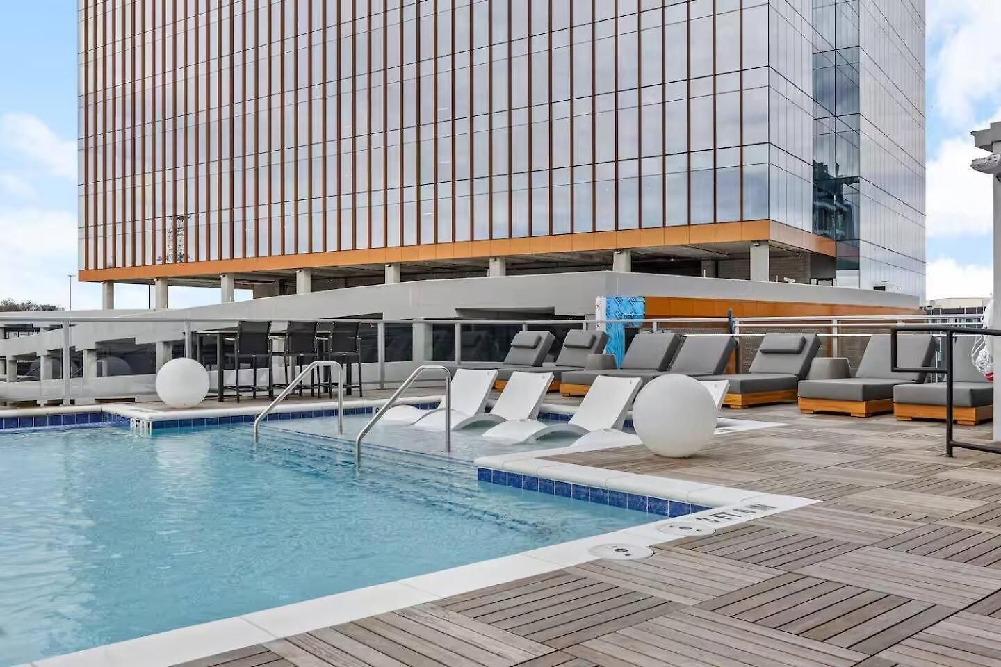 Retreat Pool, Gym, Rooftop Lounge & Free Parking Apartment *