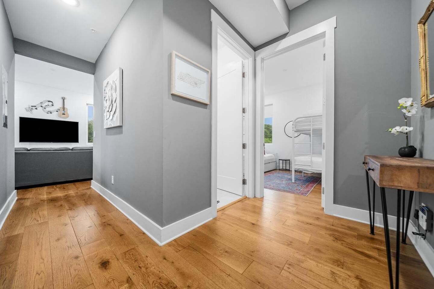 Apartment Private Rooftop, Karaoke Fun & | Sleeps 10+