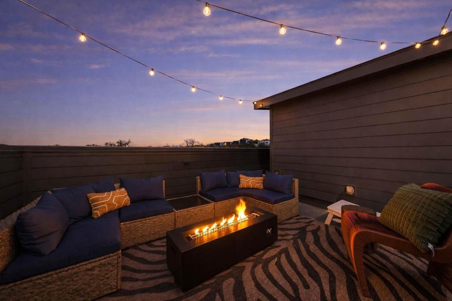 Hideaway - Rooftop - Fire Pit Nights Apartment *