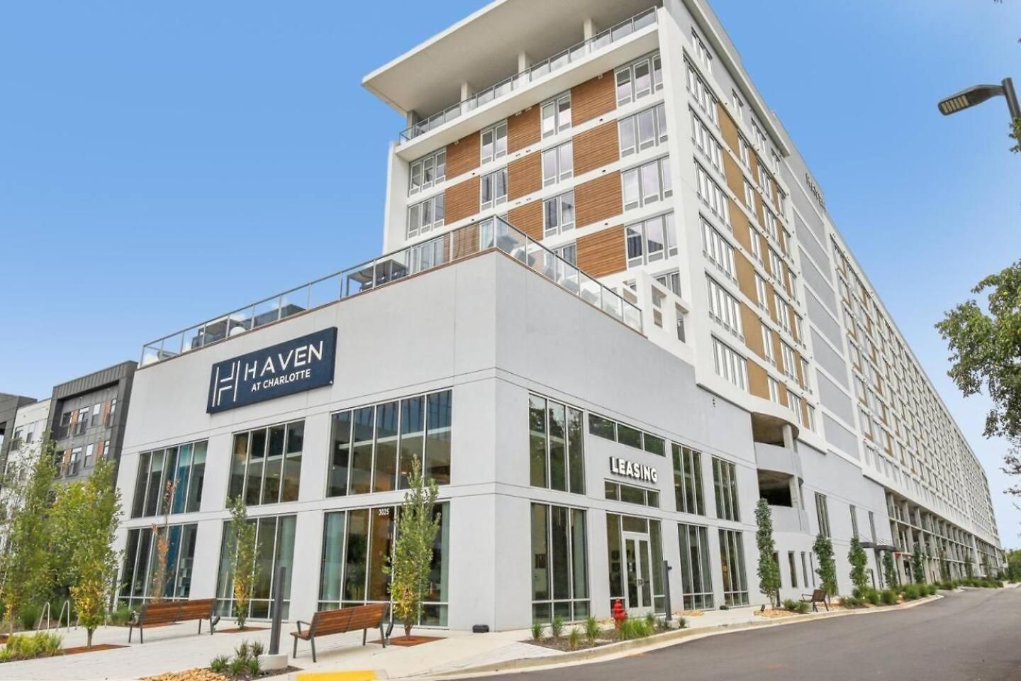 King Bed, Gym, Rooftop Pool, Free Parking Apartment