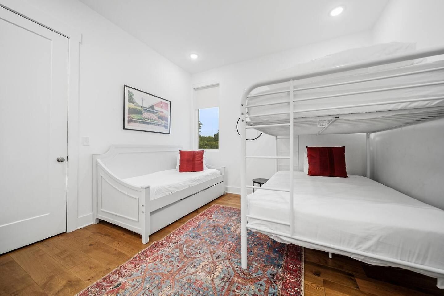 Apartment Private Rooftop, Karaoke Fun & | Sleeps 10+