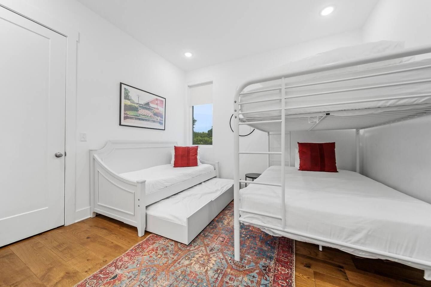 Private Rooftop, Karaoke Fun & | Sleeps 10+ Apartment *