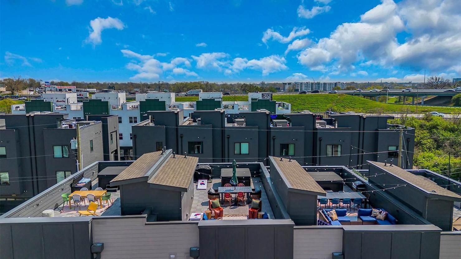 Hideaway - Rooftop - Fire Pit Nights Apartment *