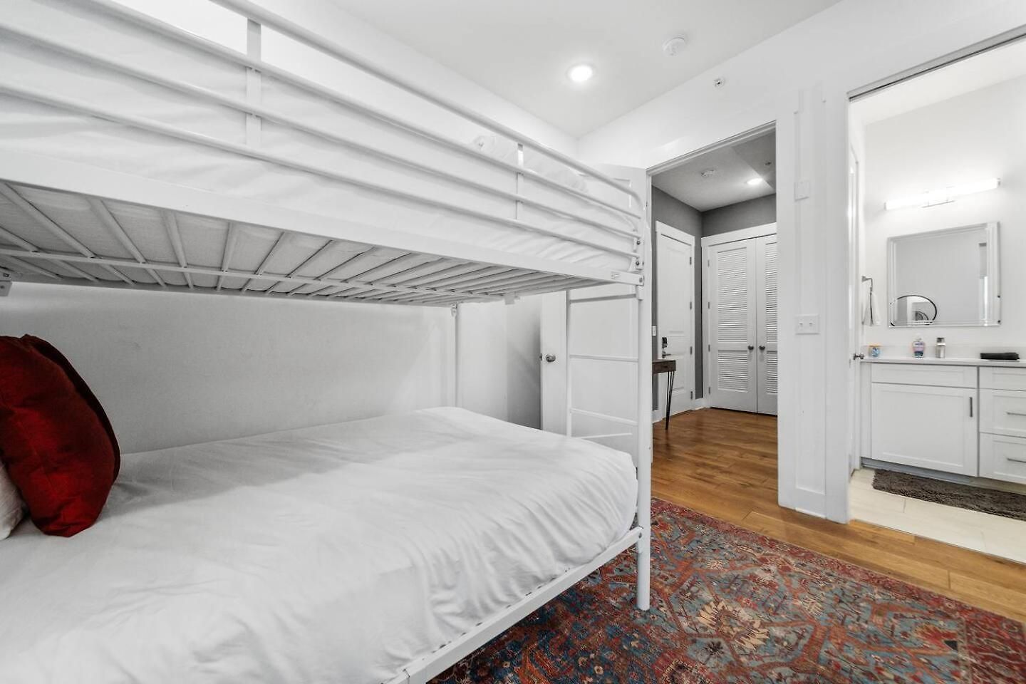Apartment Private Rooftop, Karaoke Fun & | Sleeps 10+
