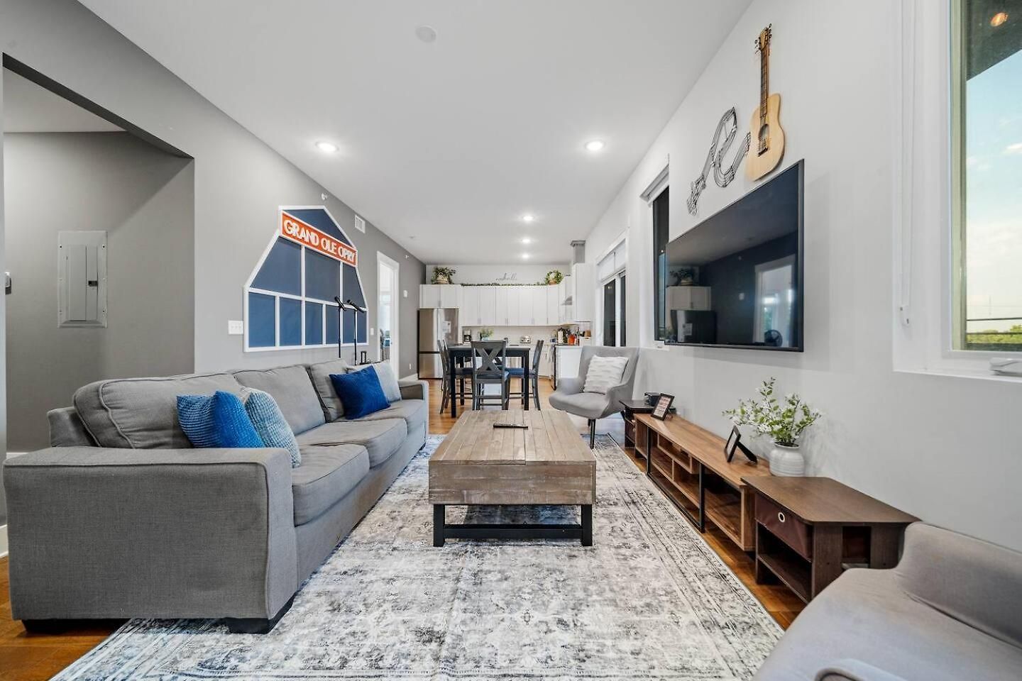 Apartment Private Rooftop, Karaoke Fun & | Sleeps 10+ *