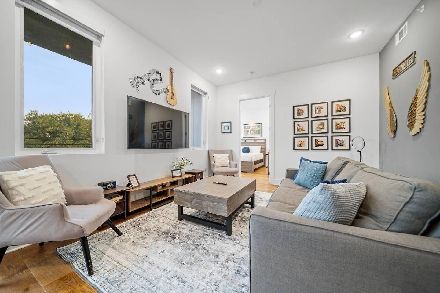 Private Rooftop, Karaoke Fun & | Sleeps 10+ Apartment
