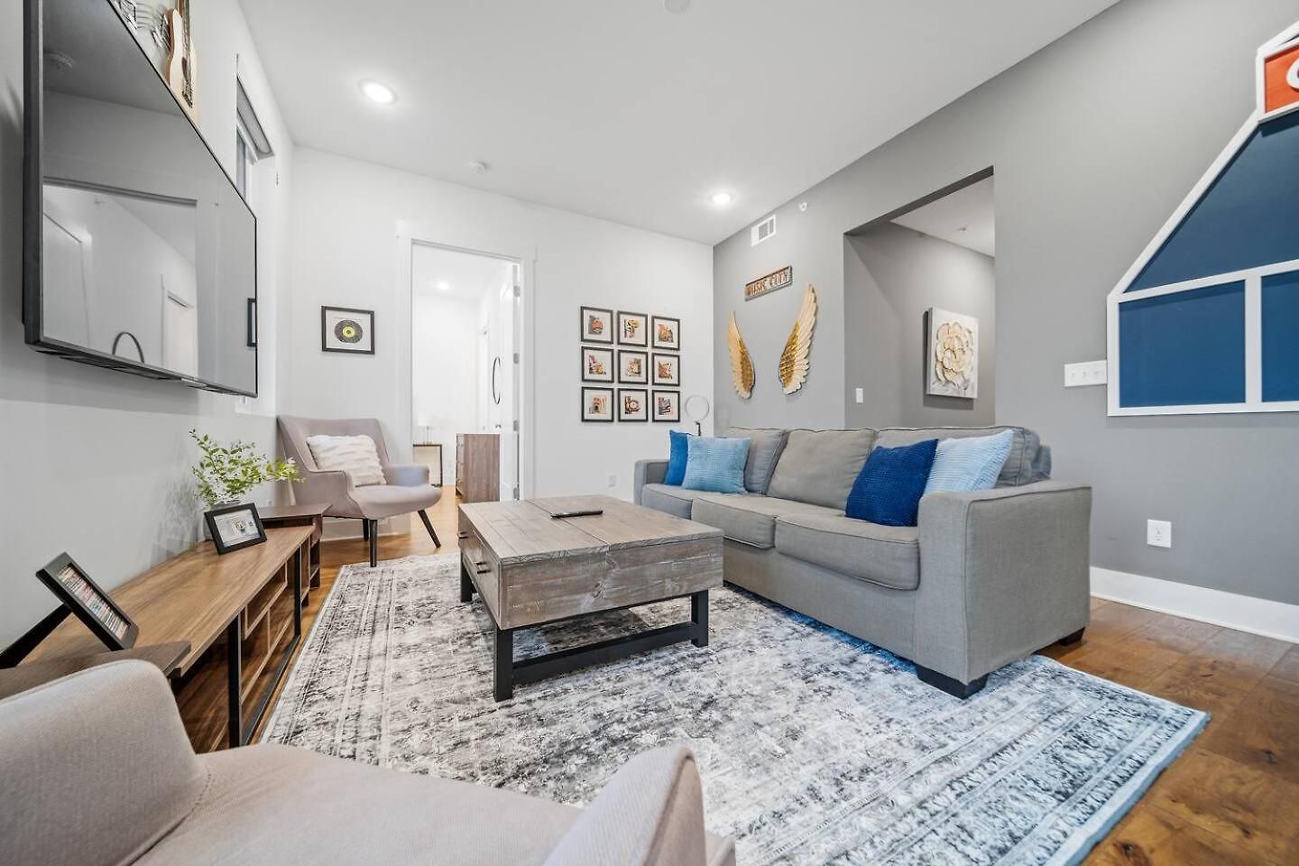 Apartment Private Rooftop, Karaoke Fun & | Sleeps 10+ *