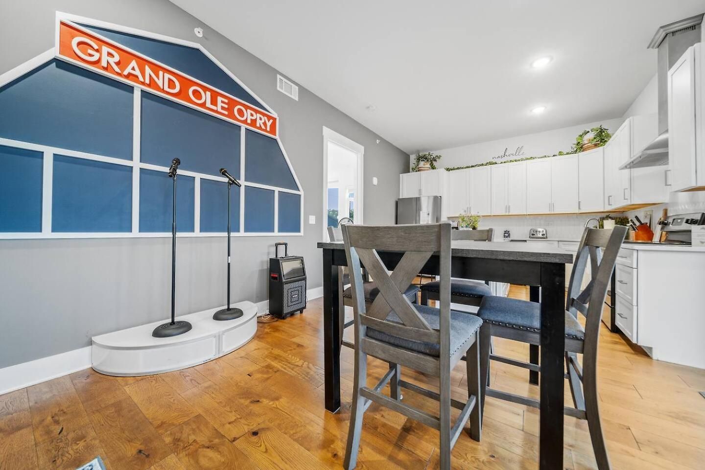Private Rooftop, Karaoke Fun & | Sleeps 10+ Apartment *