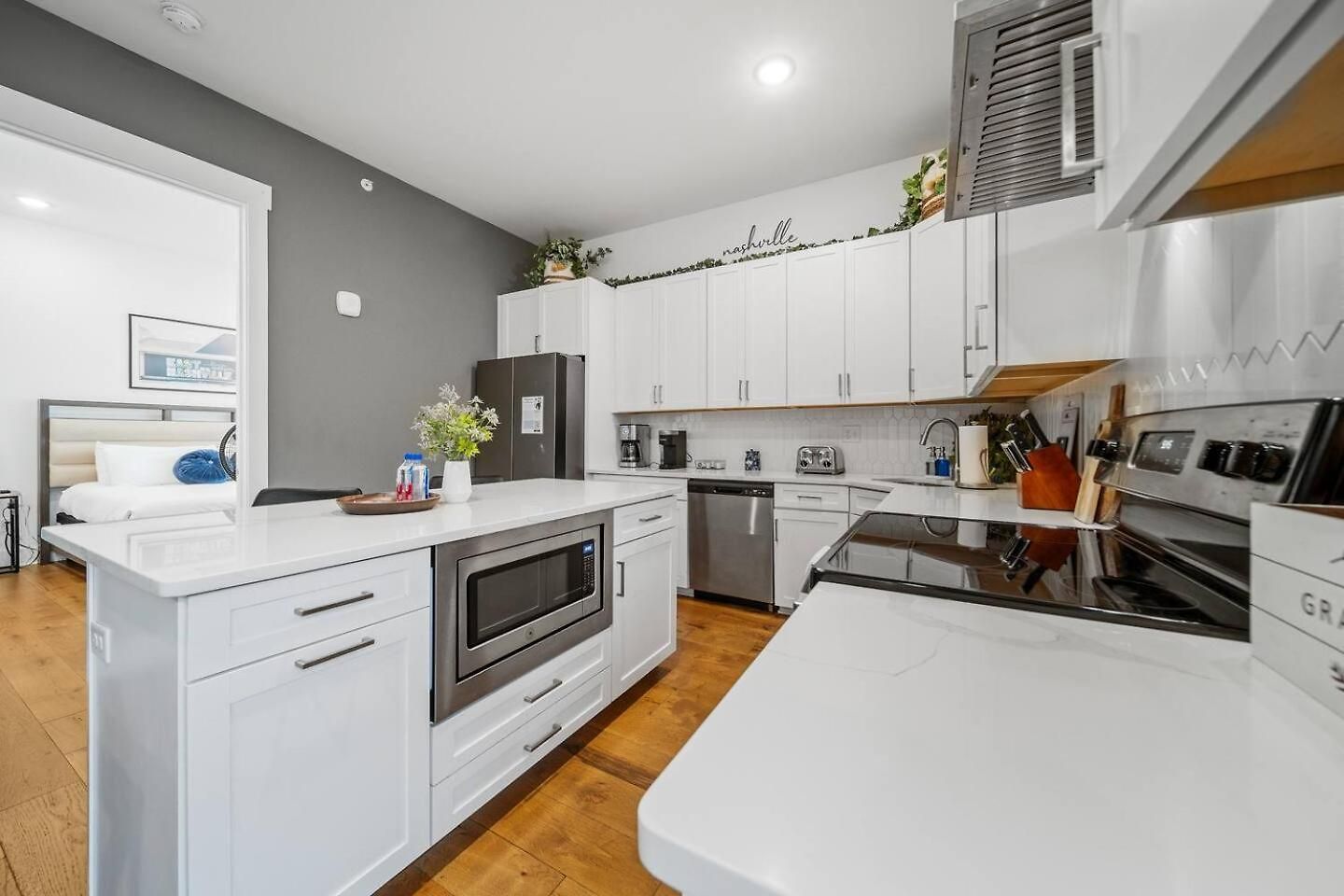 Private Rooftop, Karaoke Fun & | Sleeps 10+ *