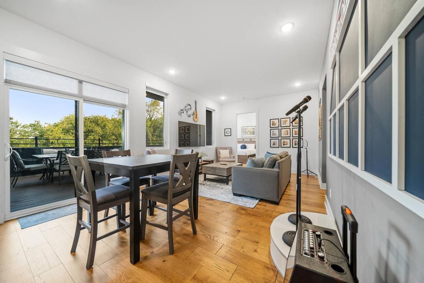 Private Rooftop, Karaoke Fun & | Sleeps 10+ Apartment