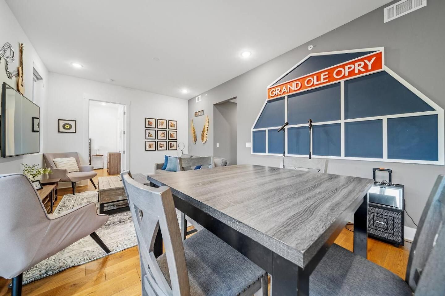 Private Rooftop, Karaoke Fun & | Sleeps 10+ Apartment