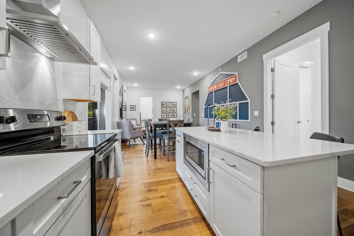 Apartment Private Rooftop, Karaoke Fun & | Sleeps 10+ Nashville