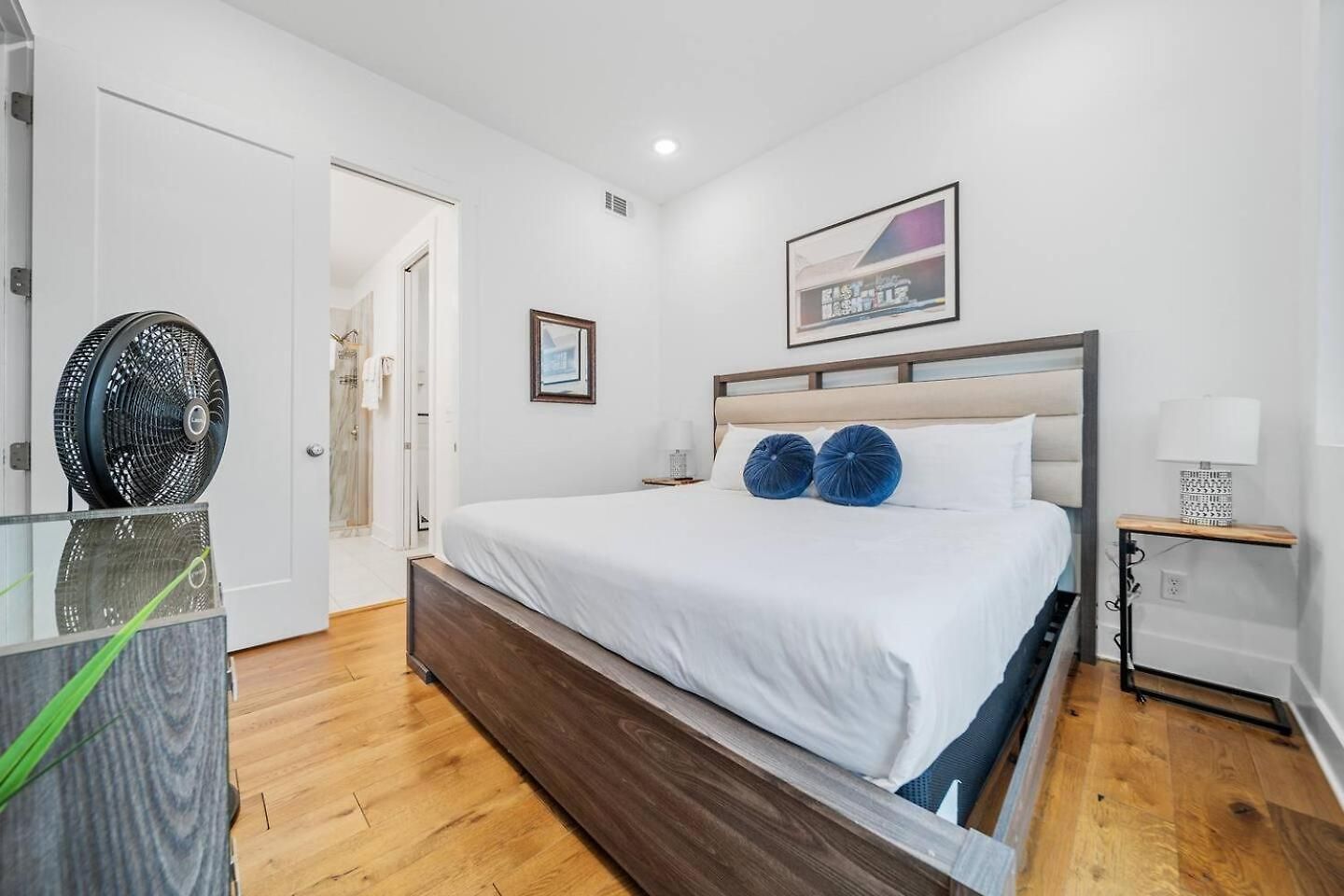 Private Rooftop, Karaoke Fun & | Sleeps 10+ Apartment Nashville