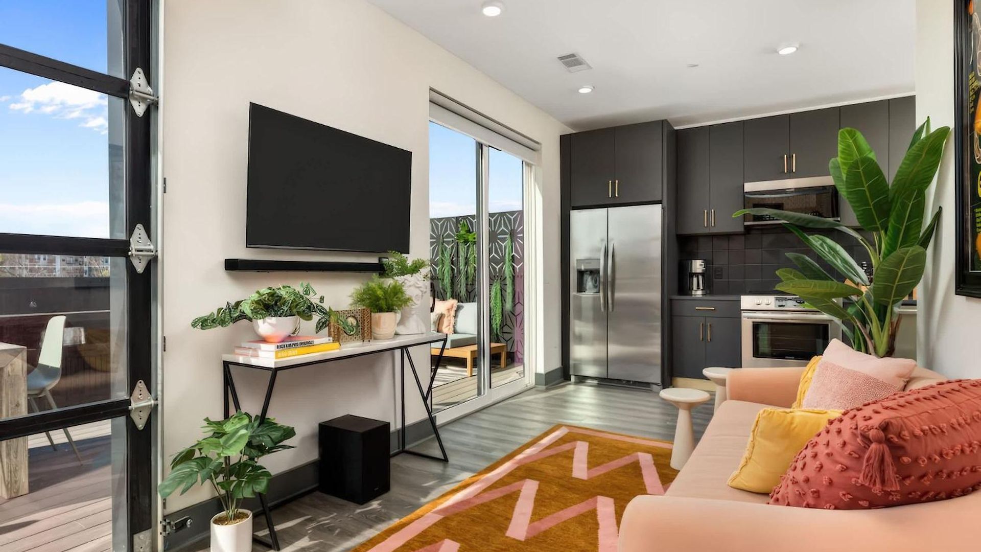 The Penthouse - 3br Rooftop - Downtown Apartment *