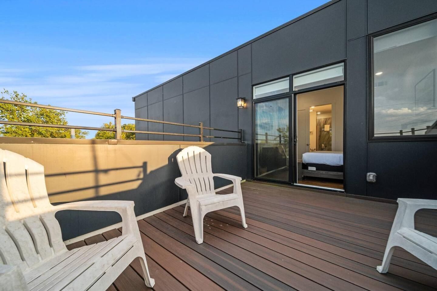 Private Rooftop, Karaoke Fun & | Sleeps 10+ Apartment *
