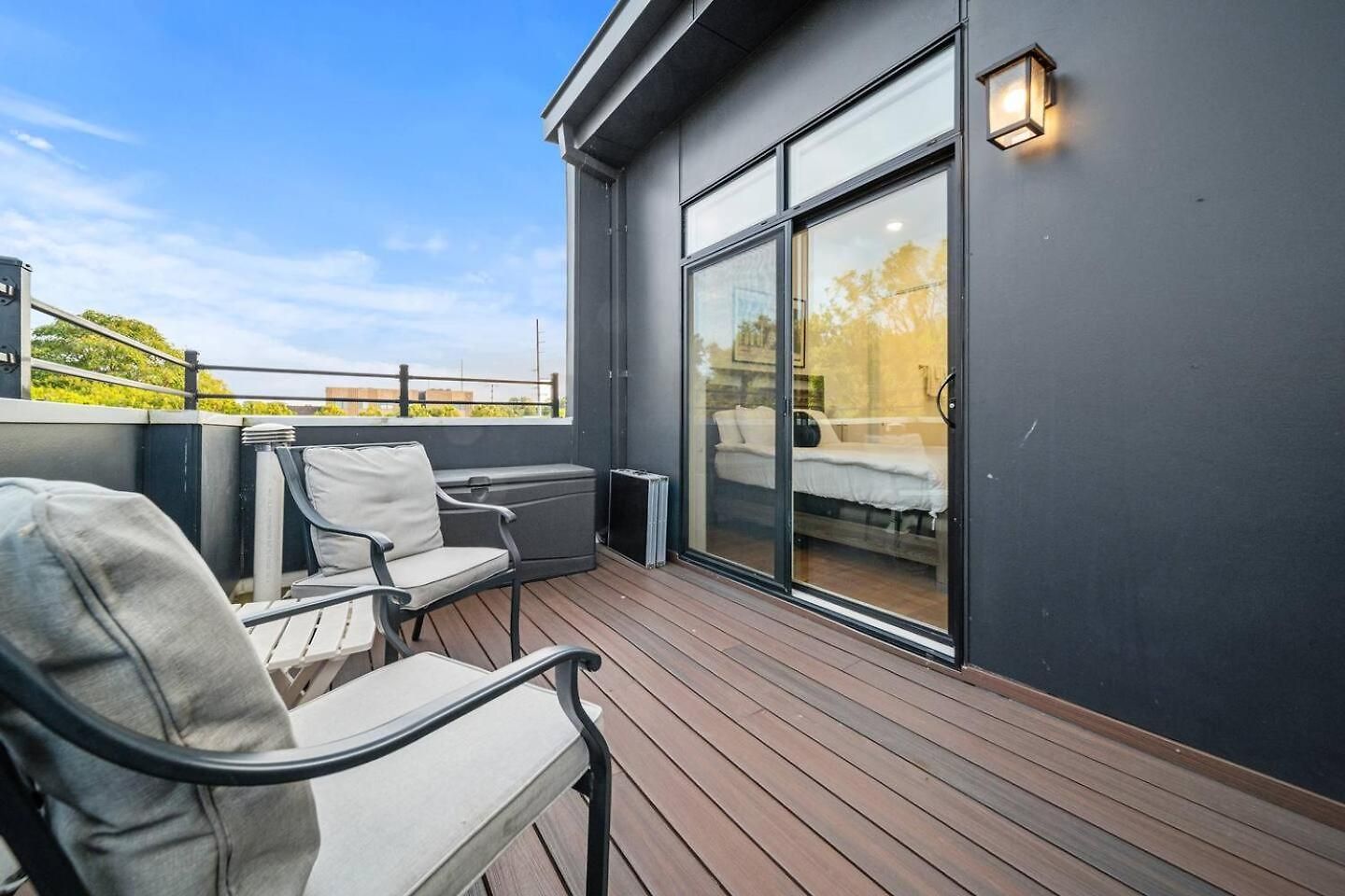 Apartment Private Rooftop, Karaoke Fun & | Sleeps 10+