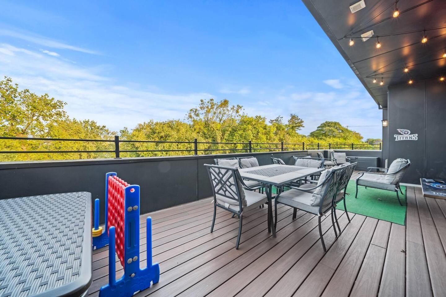 Apartment Private Rooftop, Karaoke Fun & | Sleeps 10+