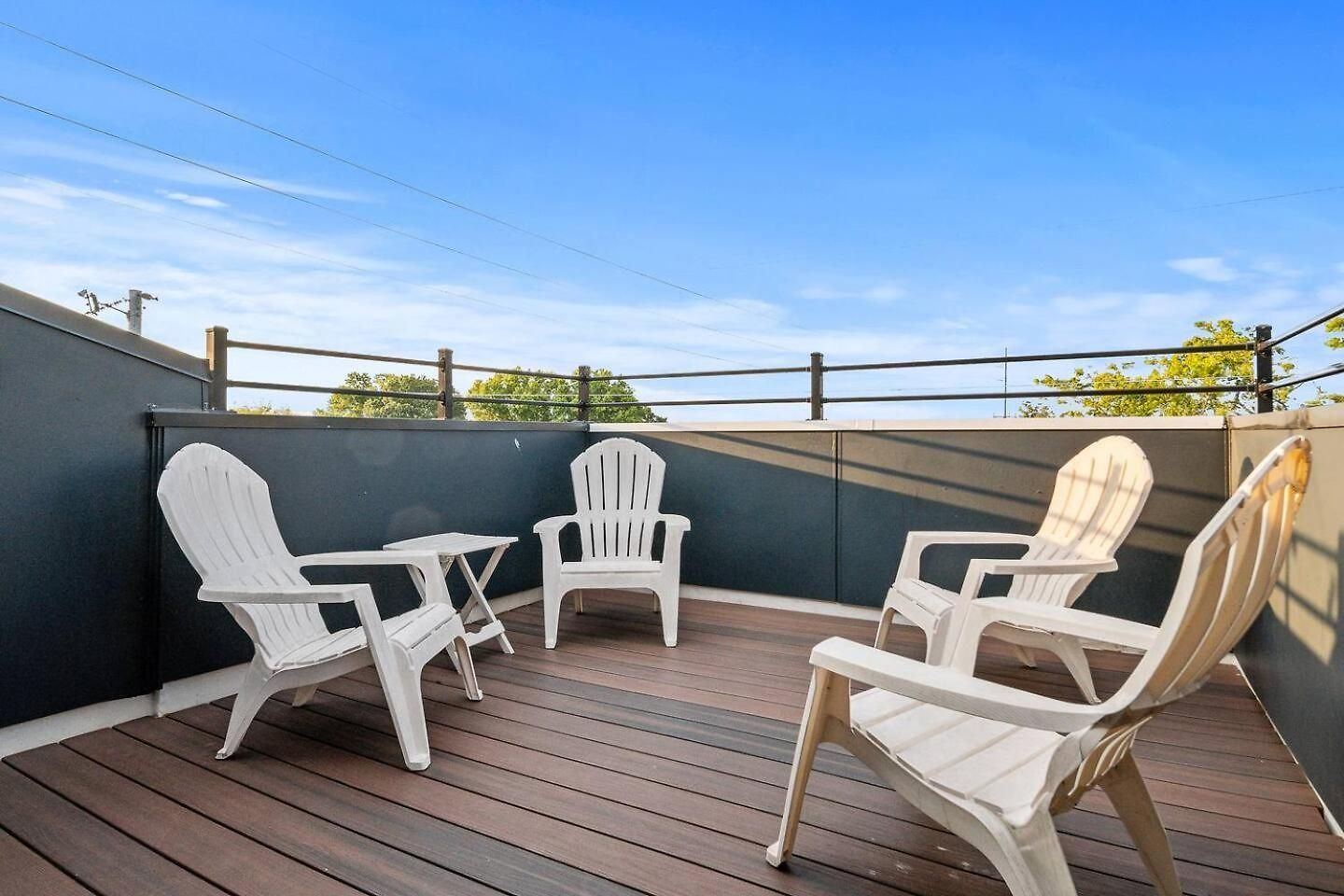 Private Rooftop, Karaoke Fun & | Sleeps 10+ Apartment *