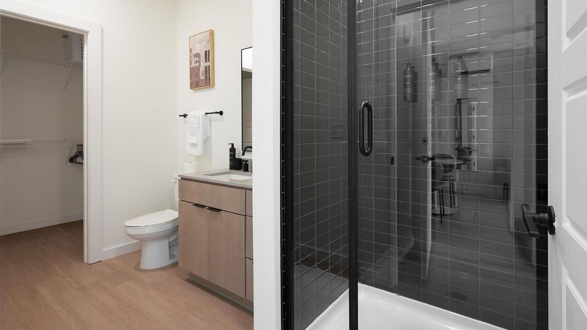 Landing Spectacular Studio Gym Apartment