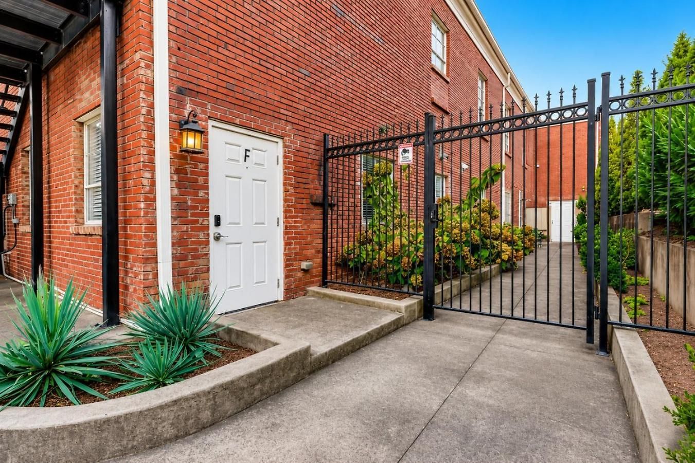 Bright & Cozy Church Conversion 1br *