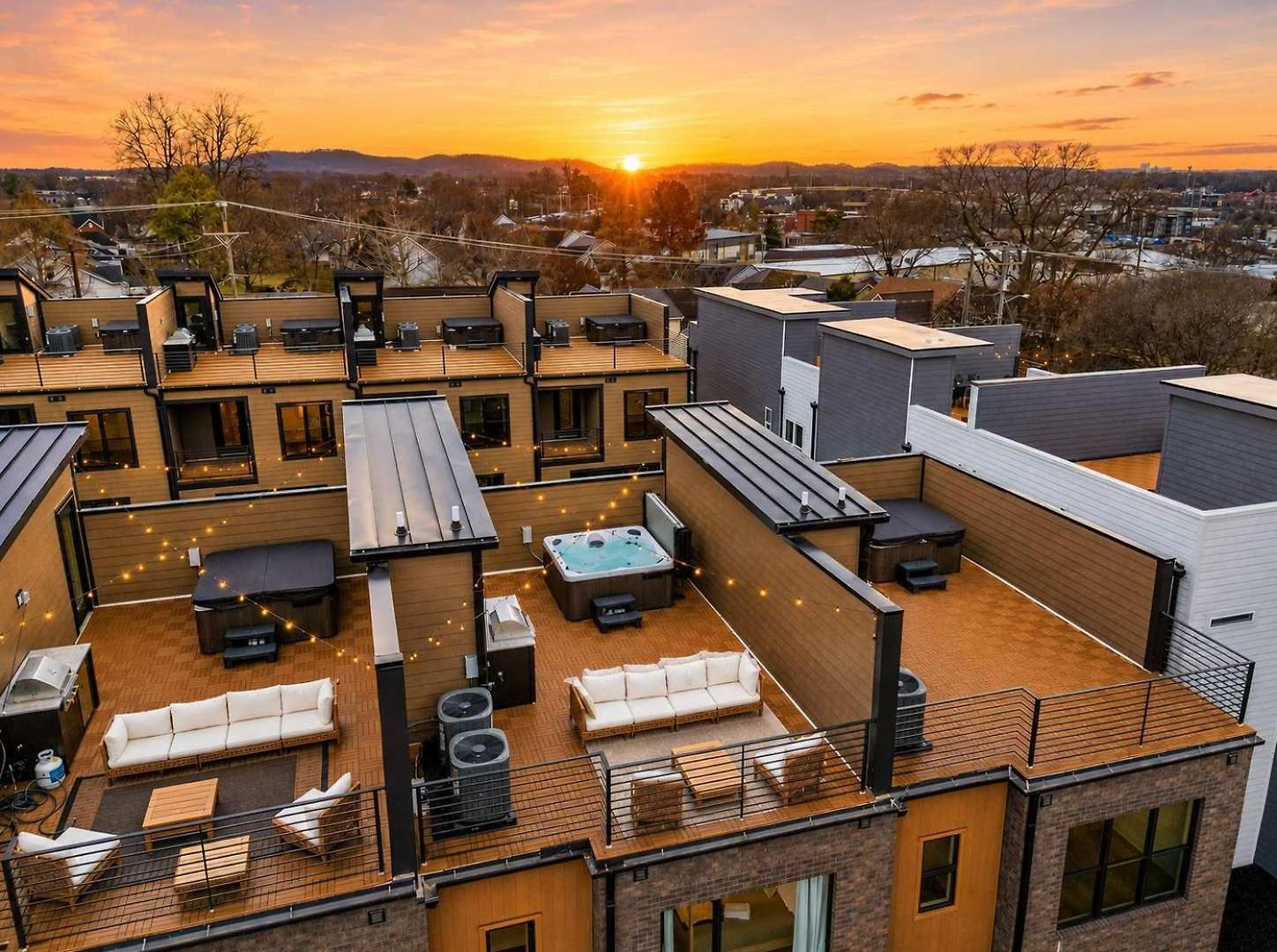 Modern Multi-level Retreat With Rooftop Hot Tub *
