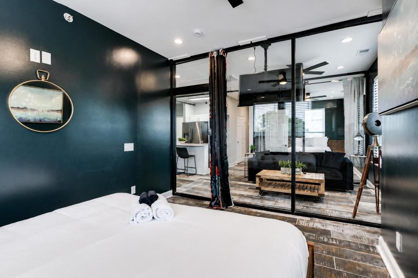 Gallant Glass 4br Floor Walk To Vandy! Apartment *