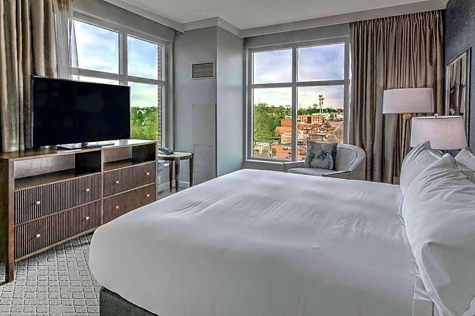 Hilton Hills Hotel 4*
