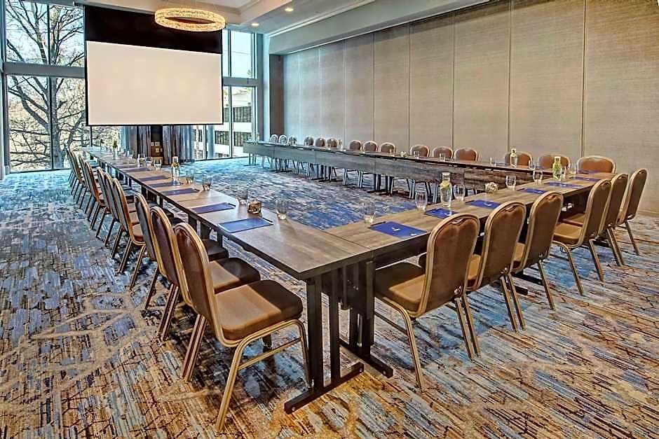Hotel Hilton Hills 4*