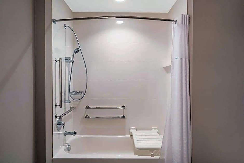 Hotel Hampton By Hilton Airport Century Place 3*