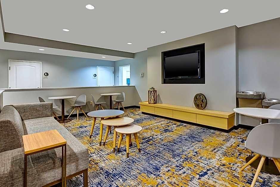 Hotel Towneplace By Marriott Airport