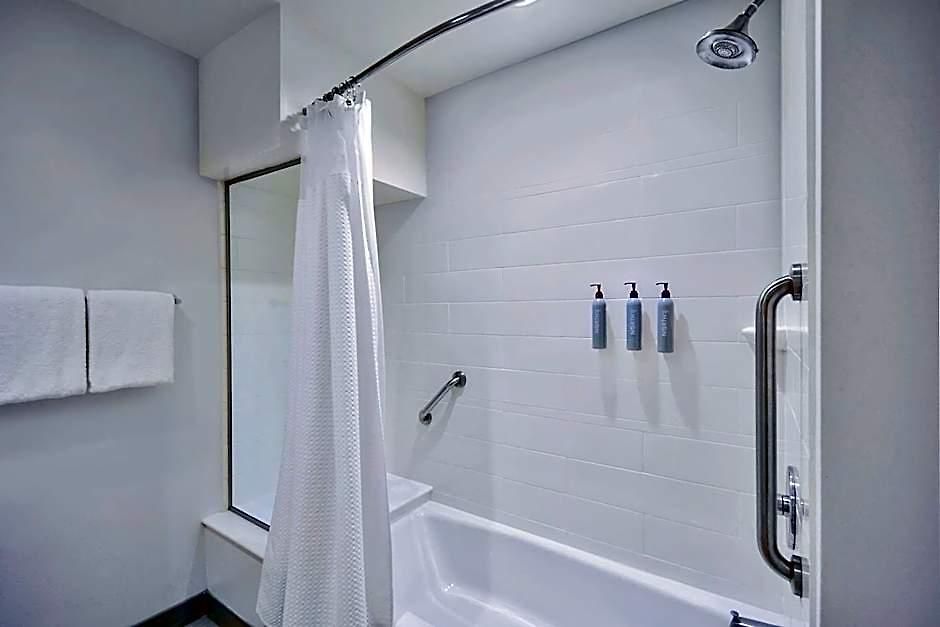 Courtyard By Marriott Hills Hotel