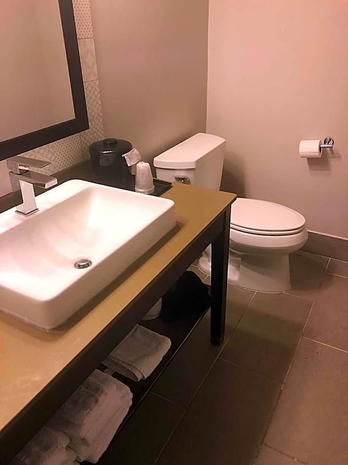 Country & By Radisson, Airport East, Tn Hotel