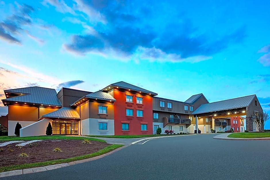 Express Airport By Ihg Hotel 3*