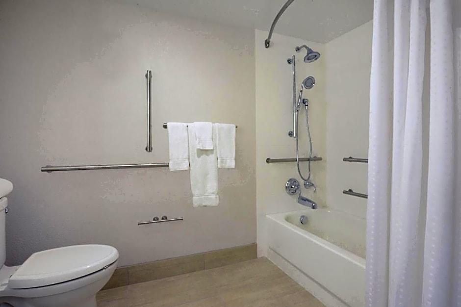 Express Airport By Ihg Hotel 3*