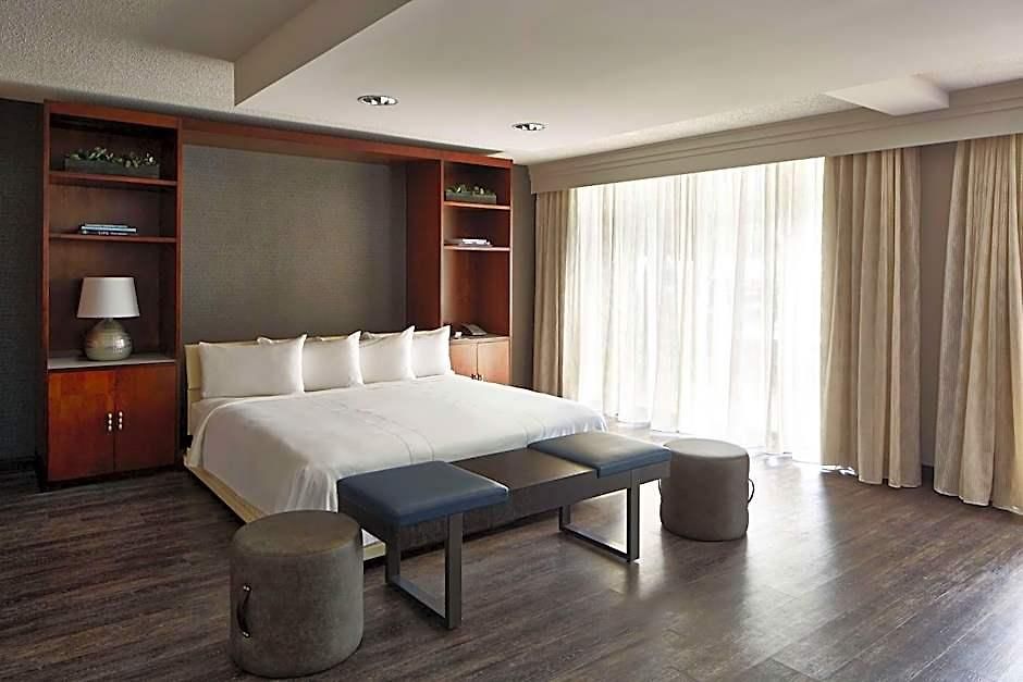 Sonesta Airport Hotel 4*