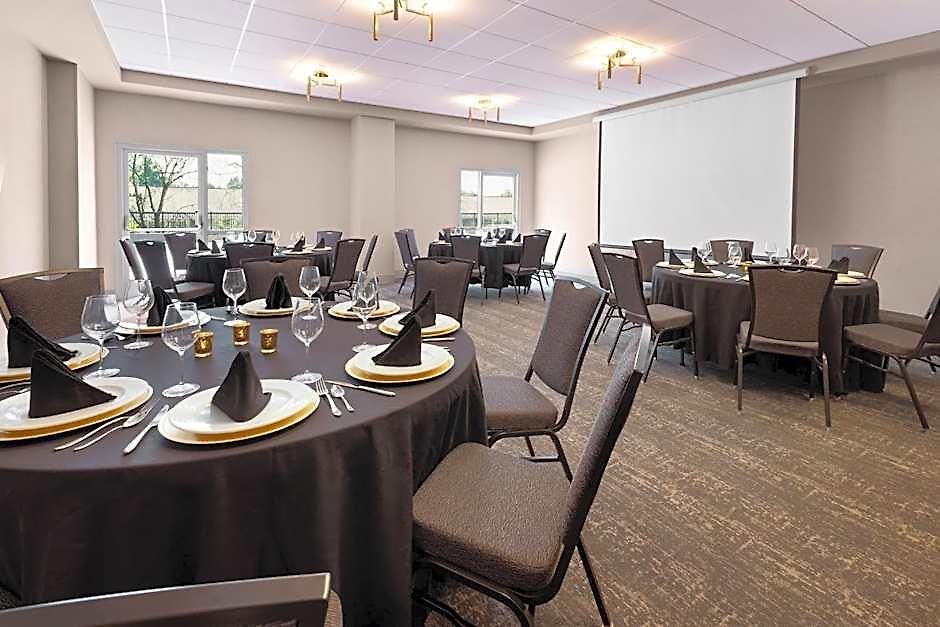 Hilton Garden Airport Hotel