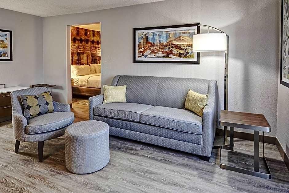 Courtyard By Marriott Vanderbilt West End Hotel