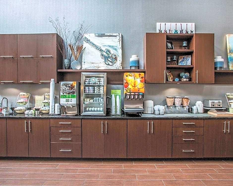 Hotel Quality Airport 4*