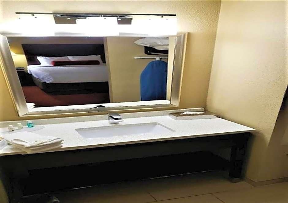 Hotel Quality Airport 4*