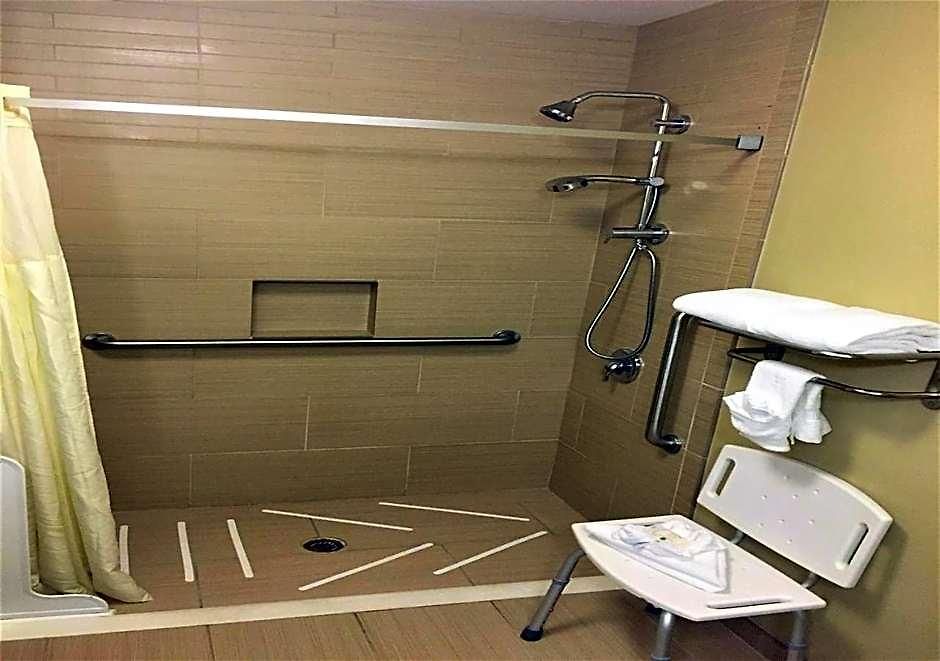 Quality Airport 4*