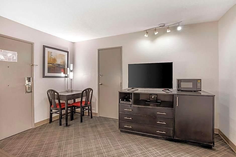 Hotel Comfort Airport - Bna 4*